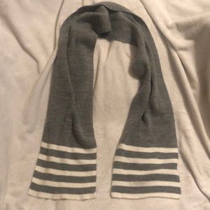 US Polo Assn. Women’s Gray/White Scarf